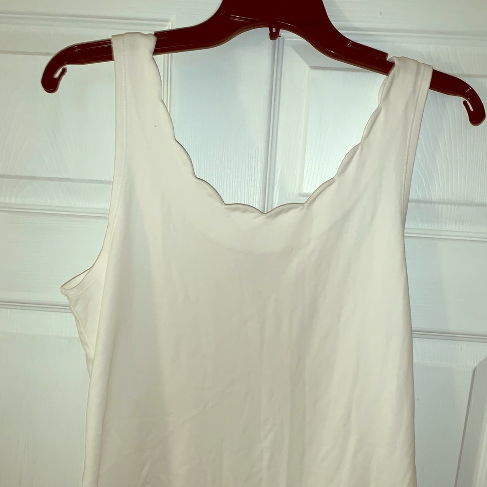 White scallop tank